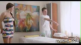Bruna tubo 8 video dando al massaggiatore