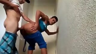 Gay porno brasiliano amatoriale con cattivo che dà l’asino