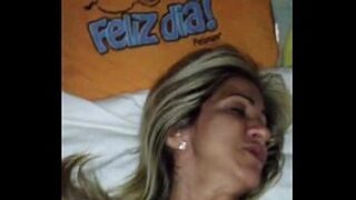 Brasiliano maturo sdraiato a letto avvitando gustoso