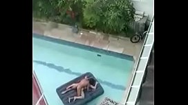 Muratore filmato una coppia che fa sesso in piscina